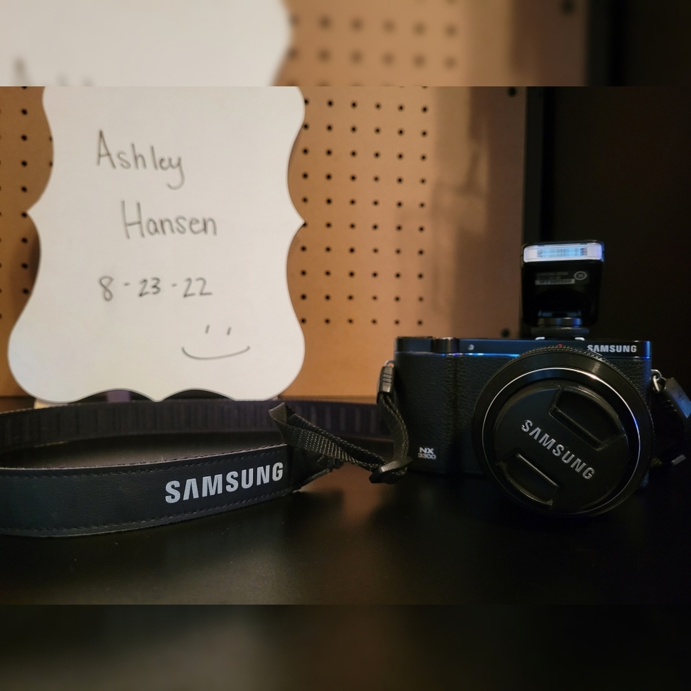 Samsung NX3300 Mirrorless Digital Camera with 20-50mm Lens
